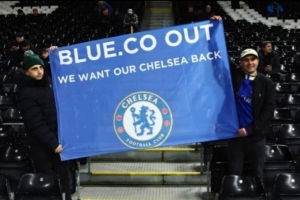 TA：切尔西球迷区有人举“BlueCo Out”的旗帜，阿布名字也被唱起