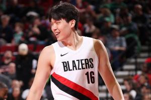 三分入账+绝佳传球！杨瀚森半场10分钟！得到3分3板1助 正负值+3