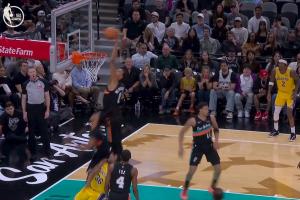 非人类！斯玛特超级高抛 被文班暴跳没收！