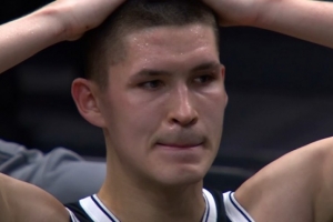 对年轻人太残酷！篮网被三分反绝杀 新秀杰明双手抱头很难过