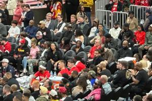 特雷·杨被交易时还坐在老鹰替补席！随后起身离开又返回！