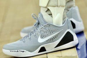 “凡事我都能做”！库里今日上脚科比 9战靴 灰白黑配色简洁低调