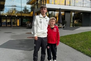 兄弟齐上阵！图片报：拜仁有意卡尔14岁的弟弟，他目前在法兰克福