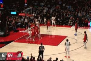 这球可惜了！杨瀚森三分线外持球突破准备单臂扣篮 但是没扣进