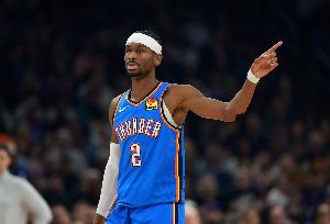 全能战士！亚历山大打满首节4中3得10分2板3助 防守端贡献1断2帽