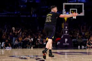 效率不高！拉拉维亚半场8中2拿到6分4板 三分6中2