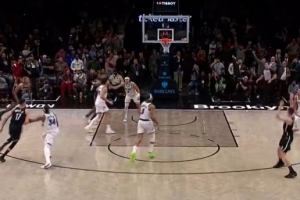 要加时了？8号秀杰明空位三分助篮网扳平比分！末节还剩4.9秒！