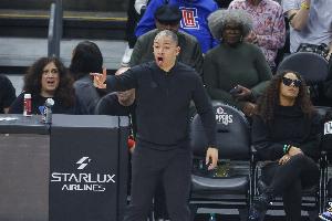 卢：对手策略就是不让我们进内线 所以我们投了42记三分 只是没进