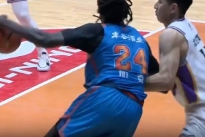 就靠外援撑着了！加克和庞兹半场合计砍下26分 全队共得39分