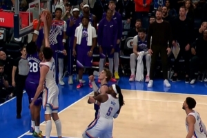 丝毫不怵！森萨博突破杀入内线 不怵霍姆格伦防守暴扣打成2+1追平