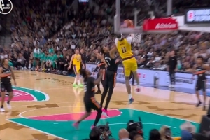 精准制导！东契奇送半场长传 海斯起飞背身空接扣篮