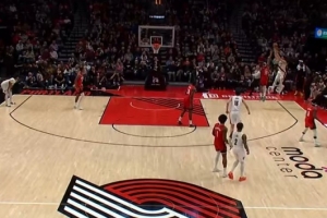 一气呵成！阿夫迪亚底线接球翻身压哨后仰中投 球进灯亮！