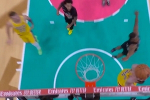 吃个饼！东契奇快攻高抛传球 克内克特双手空接暴扣