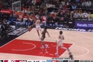 秀一个！麦戈文斯抢断反击一条龙折叠暴扣