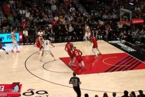 想简单了！杨瀚森传球被谢泼德回身完成抢断 丢掉球权