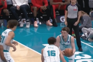 我可不只会投三分！克尼佩尔迎面帽掉马穆 随后满脸震惊颇为喜感