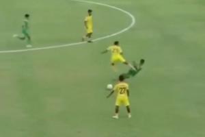 终身禁赛！印尼球员腾空飞踹对手胸部，被罚250万印尼盾+终身禁赛