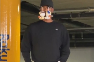 别人看不懂的时尚！巴特勒到场整活儿 帽子上挂了两个玩偶？