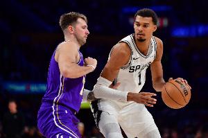 一口恶气！文班生涯终于击败了东契奇 之前0胜5负啊！