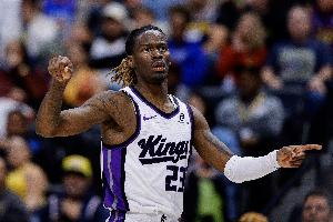 美记：埃利斯是交易市场香饽饽 但不排除国王留下并续约他的可能