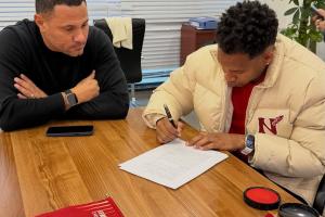 茹萨签约现场照