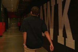 特雷·杨比赛结束前离场电影级镜头跟进特写 杨单手插兜走向远方