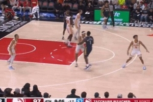 垃圾时间的王！普尔接球命中超远追身三分