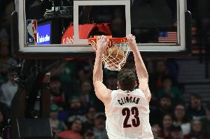 空中轰炸！凯莱布·乐福送抛传 克林根力压防守空接暴扣