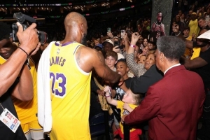 詹姆斯晒照：感谢来自新奥尔良的爱！希望你们也能感受到我的爱意