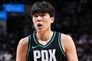 杨瀚森在场上的对抗性更强了 同时在进攻端的存在感也更多一些