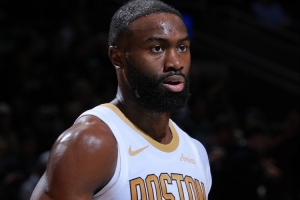 独撑！杰伦·布朗29中14得33分7板4助 可惜失误稍多有7次