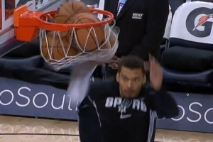 脚踢卡筐篮球接近世界纪录？文班：如果我想 我今天就能破纪录！