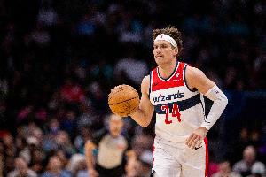 真要去老鹰？身处交易流言的基斯珀特穿便服坐在奇才替补席上