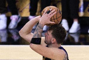 东契奇生涯至今30次砍下35+三双 现役第一历史第2 仅次于大O