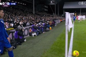 有点脚法！恩佐角球差点直接兜进球门，被莱诺击出