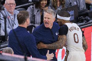 暴怒冲刺裁判！科尔：我妈真以为我要打裁判 我说这都是剧情需要