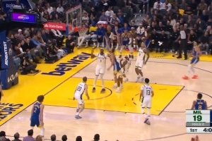 里突外投！库里持续发力连得7分 率队占据场上主动