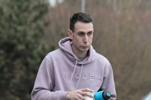 记者：前裁判库特因制作儿童不雅视频被判处9个月监禁，缓刑2年