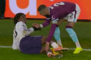 哥们你干啥？多尔古倒地被沃克踩了一脚，一脸难以置信呆住了