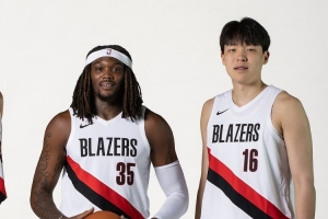 拓媒：杨瀚森&罗威组双塔篮板还是抢不过火箭 这不光是杨的问题