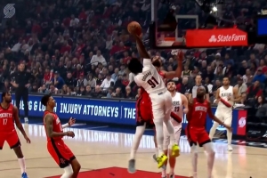 一夫当关！西索科滑翔劈扣势在必得 亚当斯高高跃起单掌血帽拒绝