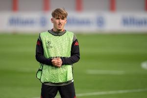 记者：卡尔非常愿意与拜仁续约，不过双方尚未进行正式谈判