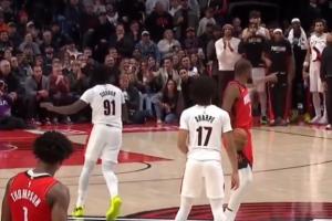 不满开拓者选择点球 杜兰特指着斯普利特开骂：软爆了！