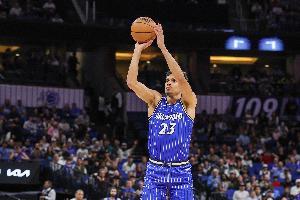 撑起进攻！班凯罗上半场砍下12+6 席尔瓦4中4砍下12+3+2