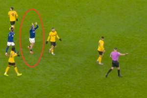 戏剧性！格拉利什被犯规后鼓掌嘲讽主裁，4分钟连吃2黄被罚下