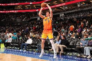 追梦：克尼佩尔投篮像年轻的克莱 但防守和竞争力还不能比肩