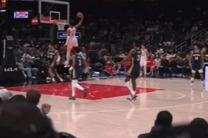 大鹏展翅！杰伦·约翰逊切入单臂舒展劈扣