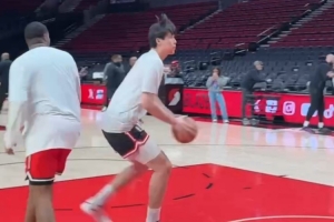 这速率看着不慢啊~小吧赛前观看杨瀚森训练 练习转身过人技术