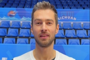 北控新援基兹林克在成都与球队会合 他参加了今天上午的踩场训练