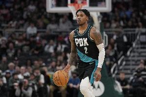 还得练！凯莱布·乐福12中4得10分 下半场8中1&最后接边线球被断